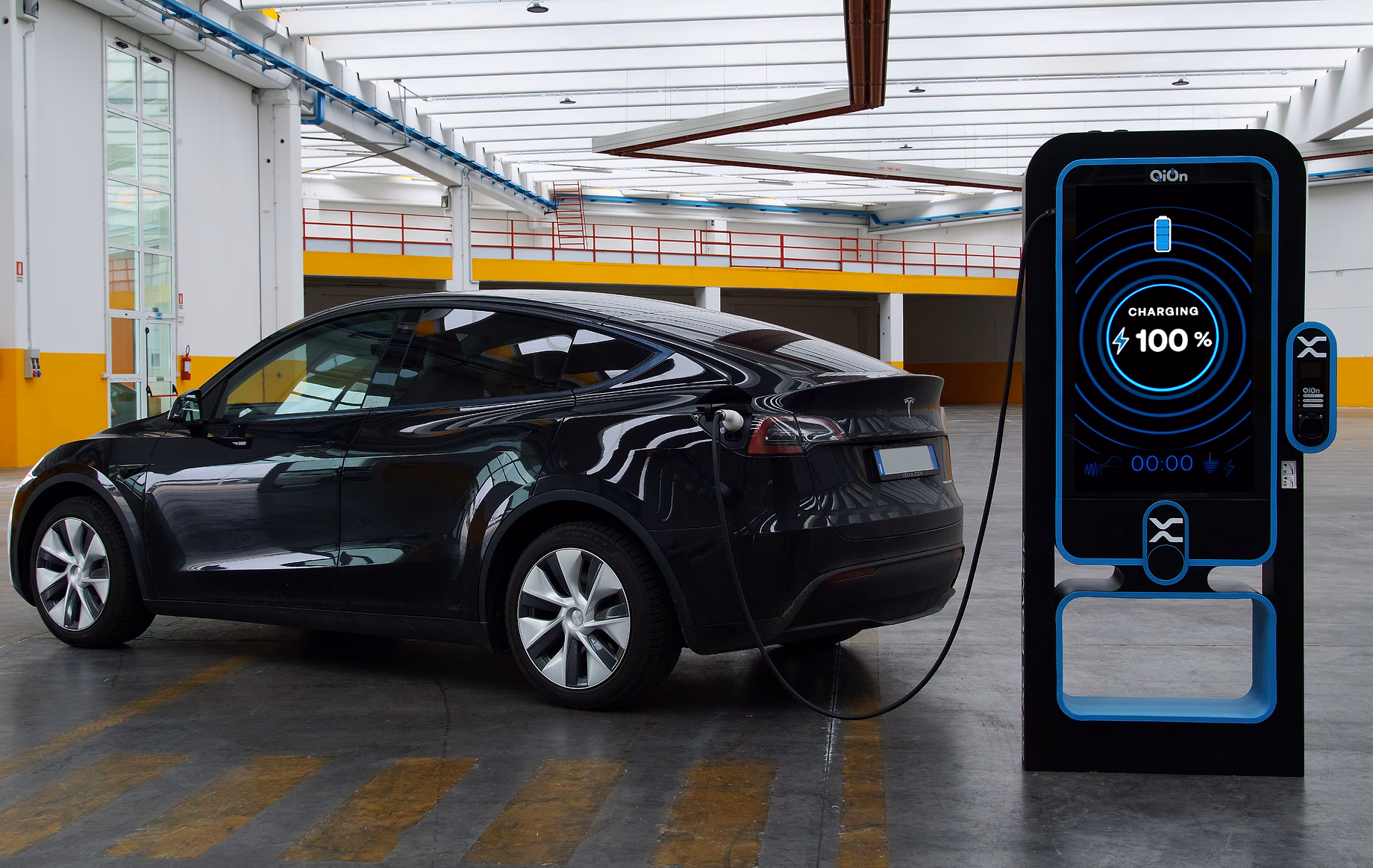 QiOn BLADE AC charger with advertising display